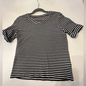 JONES NEW YORK SHORT SLEEVE BLACK AND WHITE HORIZONTAL STRIPE TOP. SIZE M